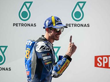 Pebalap MotoGP asal Spanyol dari tim BK8 Gresini Racing MotoGP, Alex Marquez, merayakan kemenangan setelah memenangkan balapan MotoGP Grand Prix Malaysia di Sirkuit Internasional Sepang, Sepang, pada Minggu 26 Oktober 2025. (Lillian SUWANRUMPHA/AFP)