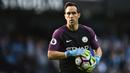 Claudio Bravo menjadi pemain pertama yang didatangkan oleh Pep Guardiola saat menukangi Manchester City pada 2016 dengan harga 18 juta euro. Sayangnya peroformanya tak segemilang ketika berseragam Barcelona. Ia terpaksa harus lebih banyak mendekam di bangku cadangan. (AFP/Oli Scarff)