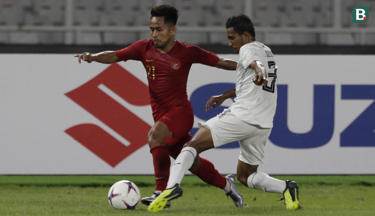 Gelandang Timnas Indonesia, Andik Vermansah, berusaha melewati bek Timor Leste, Jose Guterres, pada laga Piala AFF 2018 di SUGBK, Jakarta, Selasa (13/11). (Bola.com/Yoppy Renato)