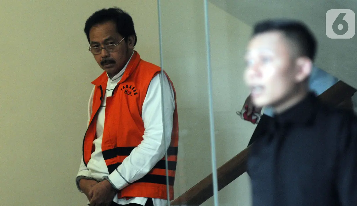 Gubernur Kepulauan Riau (Kepri) nonaktif Nurdin Basirun usai menjalani pemeriksaan di Gedung KPK, Jakarta, Kamis (7/11/2019). Nurdin Basirun  diperiksa sebagai tersangka untuk melengkapai berkas terkait aliran suap izin lokasi rencana reklamasi di wilayah Kepulauan Riau. (merdeka.com/Dwi Narwoko)