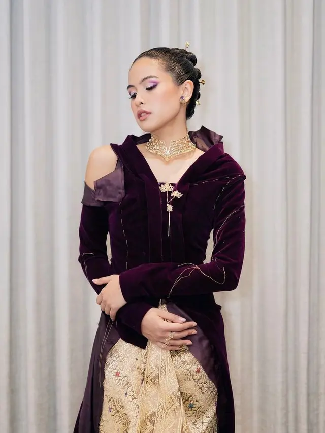 Cantik dan Stunning, Potret Detail Kebaya dan Makeup Serba Ungu Maudy Ayunda di FFI 2022