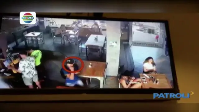 Seorang turis asing mencuri tas turis wanita asal Prancis di sebuah restoran di Kawasan Pantai Kuta Bali. 