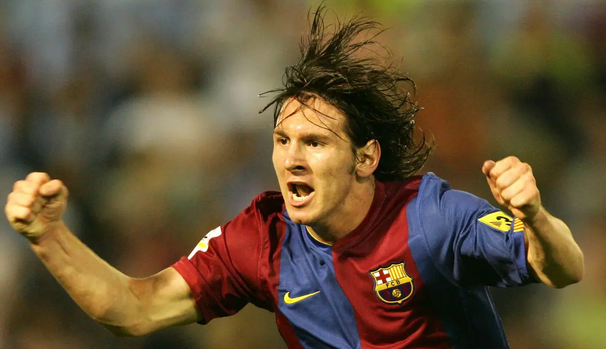 Bintang Barcelona, Lionel Messi, merayakan gol yang dicetaknya ke gawang Celta Vigo pada laga La Liga Spanyol di Stadion Balaidos, Vigo, Senin (28/8/2006). (AFP/Miguel Riopa)