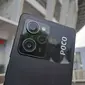 Tampak belakang POCO X5 Pro 5G yang dikabarkan akan segera rilis di Indonesia. (Liputan6.com/Dinda Charmelita Trias Maharani)