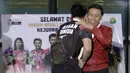 Ketum PP PBSI, Wiranto, saat menyambut kedatangan pasangan ganda putra Indonesia, Mohammad Ahsan/Hendra Setiawan, di Bandara Soekarno-Hatta, Tangerang, Selasa (27/8). Ahsan/Hendra meraih gelar pada Kejuaraan Dunia Bulutangkis 2019. (Bola.com/Yoppy Renato)
