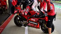Pembalap Ducati Lenovo, Francesco Bagnaia belum mendapatkan hasil bagus di sprint race MotoGP Inggris. Dia menemukan masalah di motornya jelang balapan (AFP)
