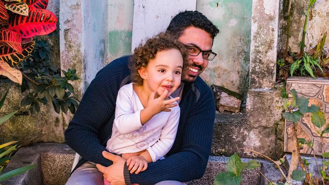 Ilustrasi ayah dan anak. (Photo by Jonas Kakaroto on Unsplash)