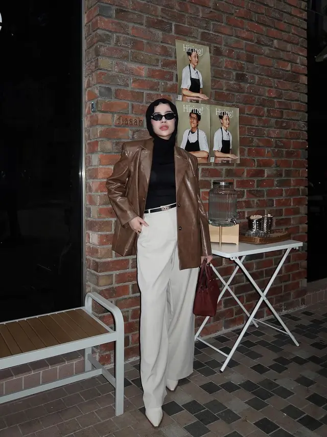 6 Gaya Berhijab ala Selebgram Aghnia Punjabi yang Kekinian, Kerap Pamer Tas Mewah
