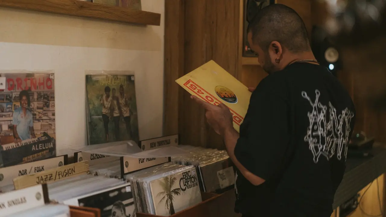 Unik, Rasakan Pengalaman Dengarkan Musik Vinyl Sambil Minum Cocktail di Tempat Ini