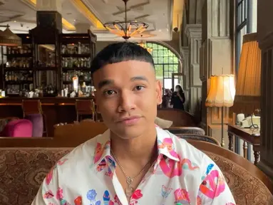 Mungkin sebagian orang terbiasa dengan stigma outfit warna-warni justru kerap dipakai kaum hawa. Namun hal itu tak lagi jadi patokan, terbukti penampilan Fadly Faisal dengan baju colorful itu terlihat keren. (Liputan6.com/IG/@fadlyfsl_).