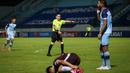 Wasit Steven Yubel Poli menunjuk titik penalti usai pemain PSM Makassar, Muh. Rizky Eka Pratama dilanggar oleh pemain Persela Lamongan dalam laga pekan ke-15 BRI Liga 1 2021/2022 di Stadion Moch. Soebroto, Magelang, Kamis (02/12/2021). (Bola.com/Bagaskara Lazuardi)
