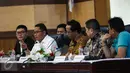 Menkominfo Rudiantara (kedua kiri) menyampaikan paparan saat menjadi pembicara dalam Konvensi Nasional Media di Ambon, Rabu (8/2/). Acara ini merupakan rangkaian dari peringatan Hari Pers Nasional 2017. (Liputan6.com/Faizal Fanani)