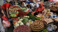 Pedagang menunggu pembeli di Pasar Kebayoran Lama, Jakarta, Kamis (27/8/2015). Naiknya harga kebutuhan pokok membuat pembeli mengurangi pembelian bahan makanan hingga menyebabkan daya beli masyarakat turun. (Liputan6.com/Johan Tallo)