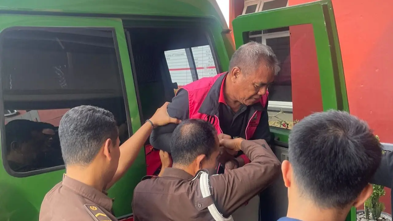 Kejari Wajo menetapkan Ketua Laskar Anti Korupsi Indonesia (LAKI) inisial M sebagai tersangka dugaan korupsi dana hibah pada Pemkab Wajo TA 2021 (Liputan6.com/Eka Hakim)
