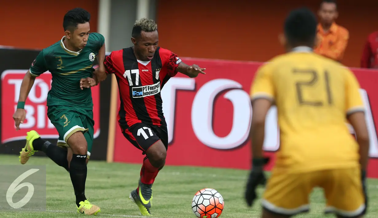 Gelandang Persipura, Ferinando Pahabol (tengah) berusaha melewati M Bagus Nirwanto (PSS Sleman) saat laga pembuka turnamen Piala Presiden 2017 di Stadion Maguwoharjo, Sleman, Sabtu (4/2). Laga berakhir imbang 0-0. (Liputan6.com/Helmi Fithriansyah)