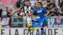 Pemain Juventus, Leonardo Bonucci (kiri), berebut bola dengan striker Sassuolo, Alessandro Matri, dalam lanjutan Serie A di Juventus Stadium, Turin, Sabtu (10/9/2016). (AFP/Marco Bertorello)