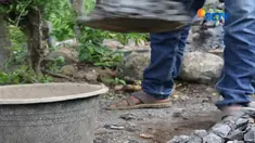 Radi Daeng Lopo atau Nenek Radi jalani kehidupan selama 40 tahun terakhir sebagai kuli pemecah batu di Jeneponto, Sulawesi Selatan.