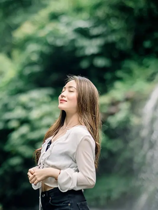 Blus putih berbahan sifon warna putih tampak pas dipadukan dengan short pants warna hitam. [@natashawilona12].