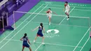 <p>Pemain ganda putri Indonesia, Apriyani Rahayu (depan) mengembalikan bola di depan net saat menghadapi wakil Malaysia, Pearly Tan/Thinaah Muralitharan pada laga Grup A Olimpiade Paris 2024 di Porte de la Chapelle Arena, Paris, Selasa (30/7/2024). Apriyani Rahayu/Siti Fadia Silva Ramadhanti kalah 18-21, 9-21. (Dok. NOC Indonesia/Naif Muhammad Al'as)</p>