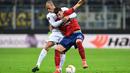 Duel antara Andrija Pavlovic dan Miranda pada leg 2, babak 16 besar Liga Europa yang berlangsung di stadion Giuseppe Meazza, Milan, Jumat (22/2). Inter Milan menang 4-0 atas rapid Wien. (AFP/Miguel Medina)