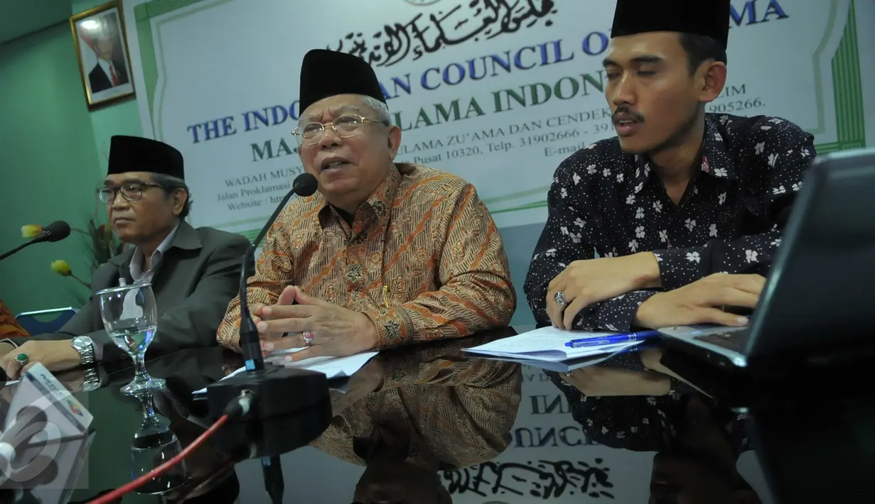Ketua Umum MUI, Ma'ruf Amin (tengah) saat memberi keterangan pers terkait fatwa tentang organisasi Gafatar di Kantor MUI, Jakarta, Rabu (3/2).  Putusan MUI Pusat, telah melalui tahap kajian yang cukup lama dan menyeluruh. (Liputan6.com/Faisal R Syam)