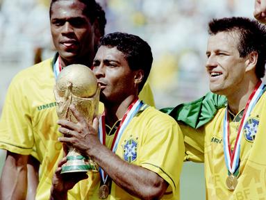 Bintang utama Timnas Brasil saat merengkuh Piala Dunia 1994 ini telah mencetak banyak gol dan memenangkan sejumlah final. Dalam sepanjang kariernya, Romario telah mencetak 19 gol di final. (AFP/Daniel Garcia)
