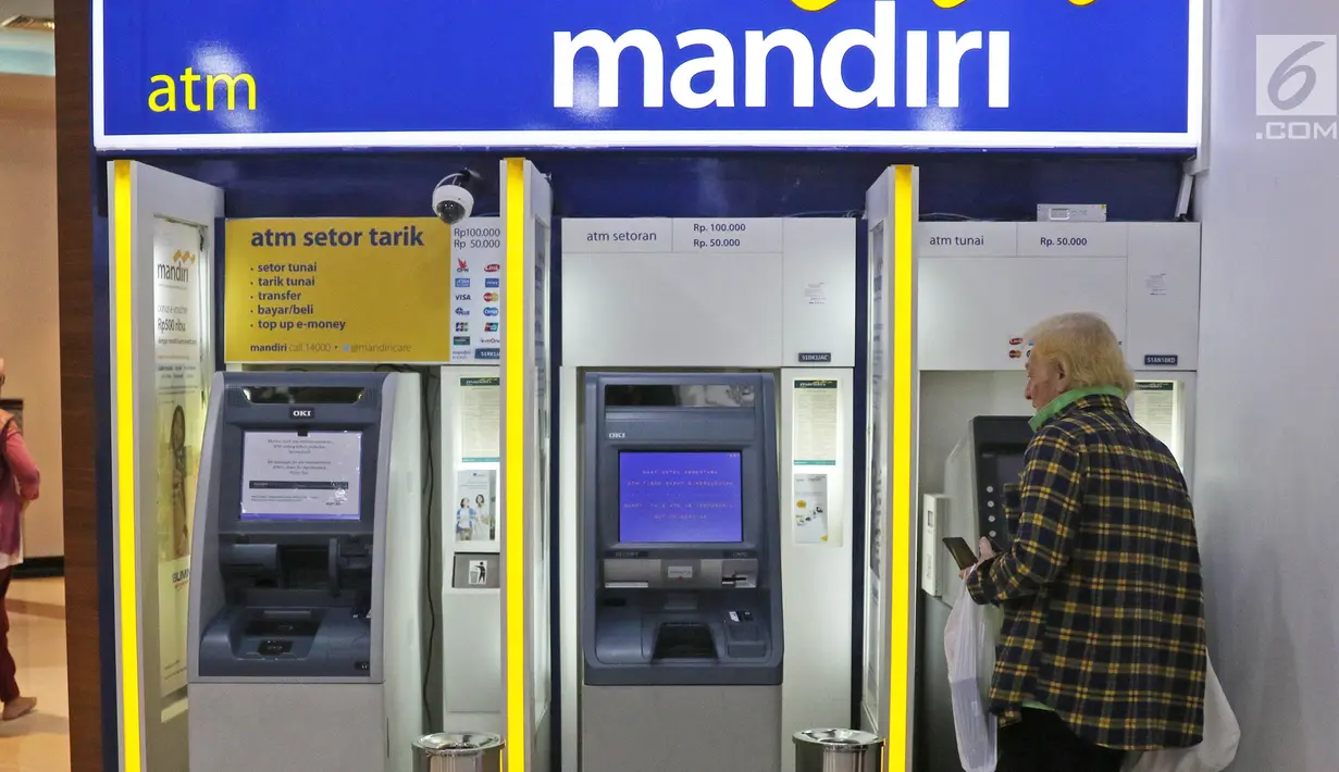 Nasabah bertransaksi di anjungan tunai mandiri (ATM) Bank Mandiri di Mal Pondok indah 2, Jakarta, Sabtu (20/7/2019). Sejumlah nasabah Bank Mandiri mengeluhkan perubahan drastis saldo di rekening yang mengalami pengurangan dan ada juga yang mengalami penambahan. (Liputan6.com/Herman Zakharia)