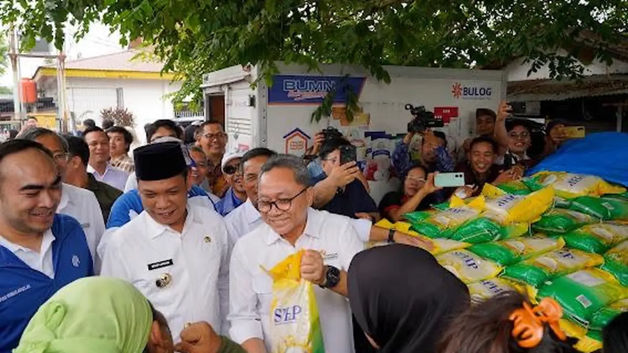 Menteri Perdagangan RI Zulkifli Hasan (Zulhas) membagikan beras gratis ke ibu-ibu di Pekanbaru, Riau, Kamis (15/9/2023).