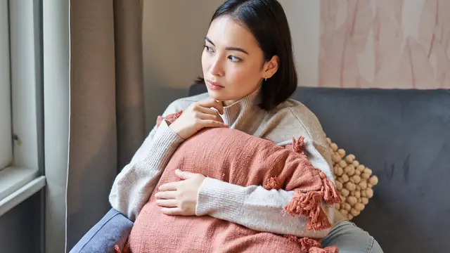 wanita agustus di sofa