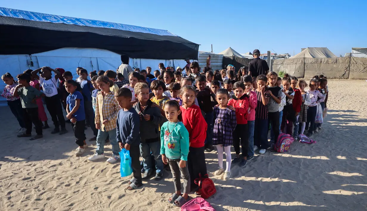 Sekolah darurat ini memberikan pelajaran kepada 1.500 siswa dengan materi pendidikan akademik dasar dan seni seperti menggambar, musik, serta sulaman tradisional Tatreez sebagai bagian dari upaya melestarikan warisan budaya Palestina.  (Omar AL-QATTAA/AFP)