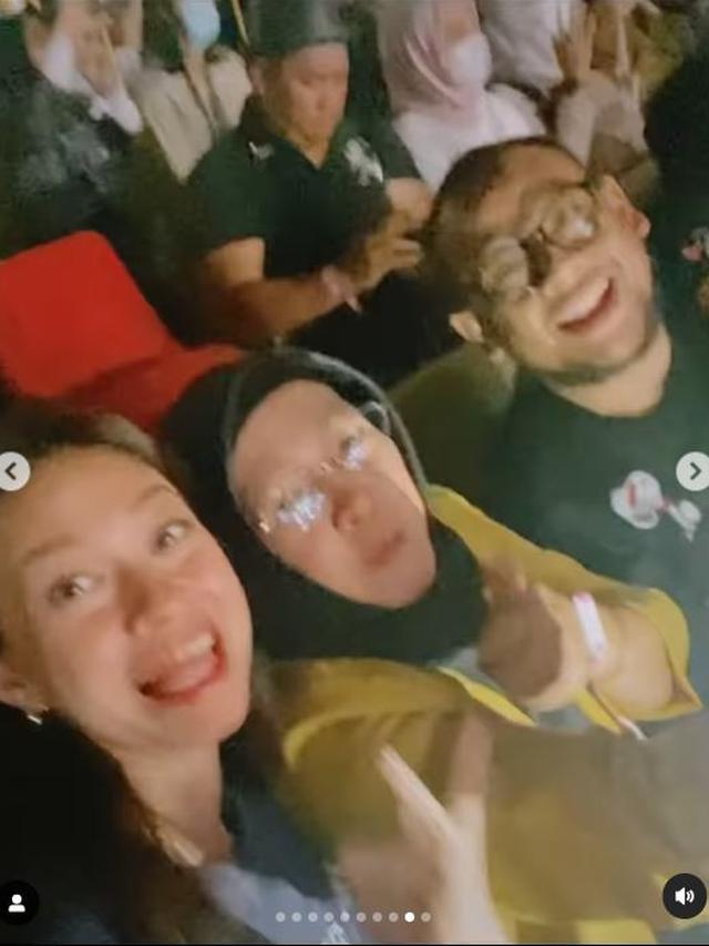 6 Potret Keseruan Yuki Kato Temani Sang Ibunda Nonton Konser Westlife