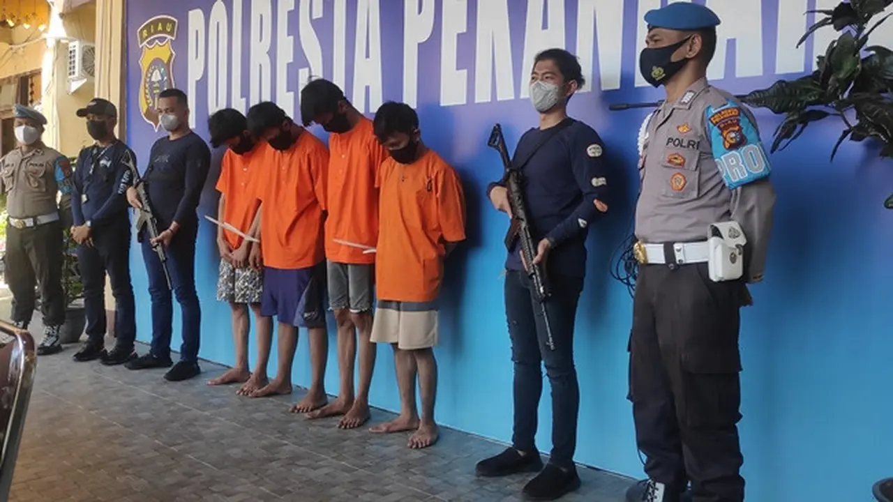 Anggota kelompok pemotor yang menganiaya warga Pekanbaru di halte bus.