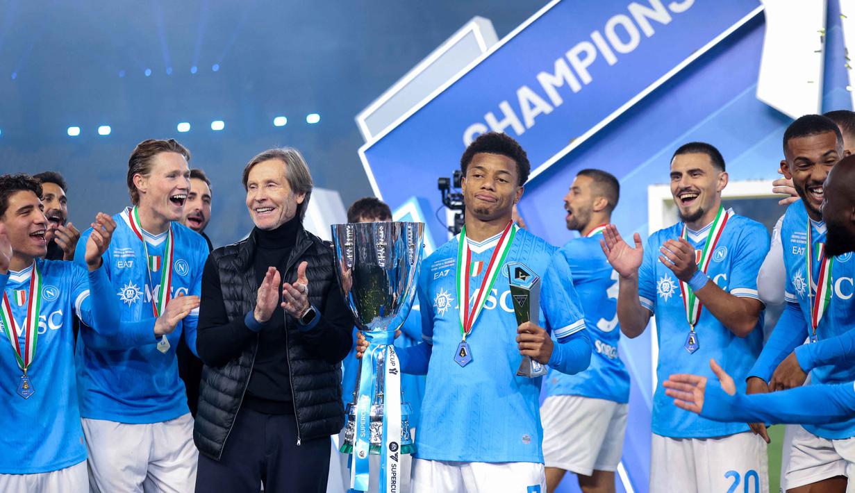 Setelah memborong dua gol penentu kemenangan Napoli, David Neres, dinobatkan sebagai Man of the Match pada pertandingan tersebut. Penyerang Napoli asal Brasil bernomor punggung 07, David Neres, memegang trofi Man of the Match setelah pertandingan final Piala Super Italia melawan Bologna di Stadion King Al-Awwal Park, Riyadh pada Senin 22 Desember 2025 malam waktu setempat. (Fayez NURELDINE/AFP)