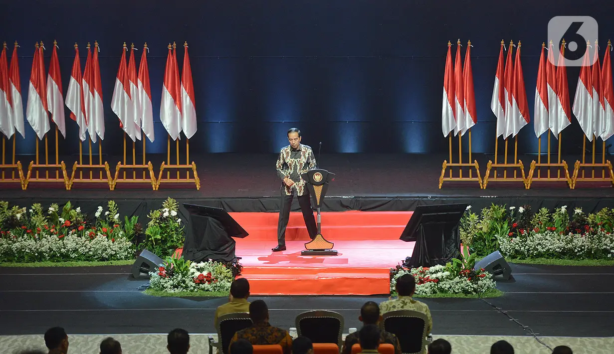 Presiden Joko Widodo usai memberikan pidato pada Rakornas Indonesia Maju antara Pemerintah Pusat dan Forum Koordinasi Pimpinan Daerah (Forkopimda) di Bogor, Jawa Barat, Rabu (13/11/2019). Forum ini untuk mensinergikan program-program pemerintah pusat dengan daerah. (Liputan6.com/Herman Zakharia)