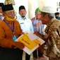 Penyerahan BLT Covid-19 yang diambil dari dana desa di Provinsi Riau. (Liputan6.com/M Syukur)