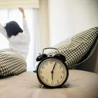 paparan cahaya terang di pagi hari dapat membantu meningkatkan kewaspadaan, memperbaiki kualitas tidur di malam hari, serta memberi dorongan positif pada mood sepanjang hari. (foto/dok: freepik/jcomp)