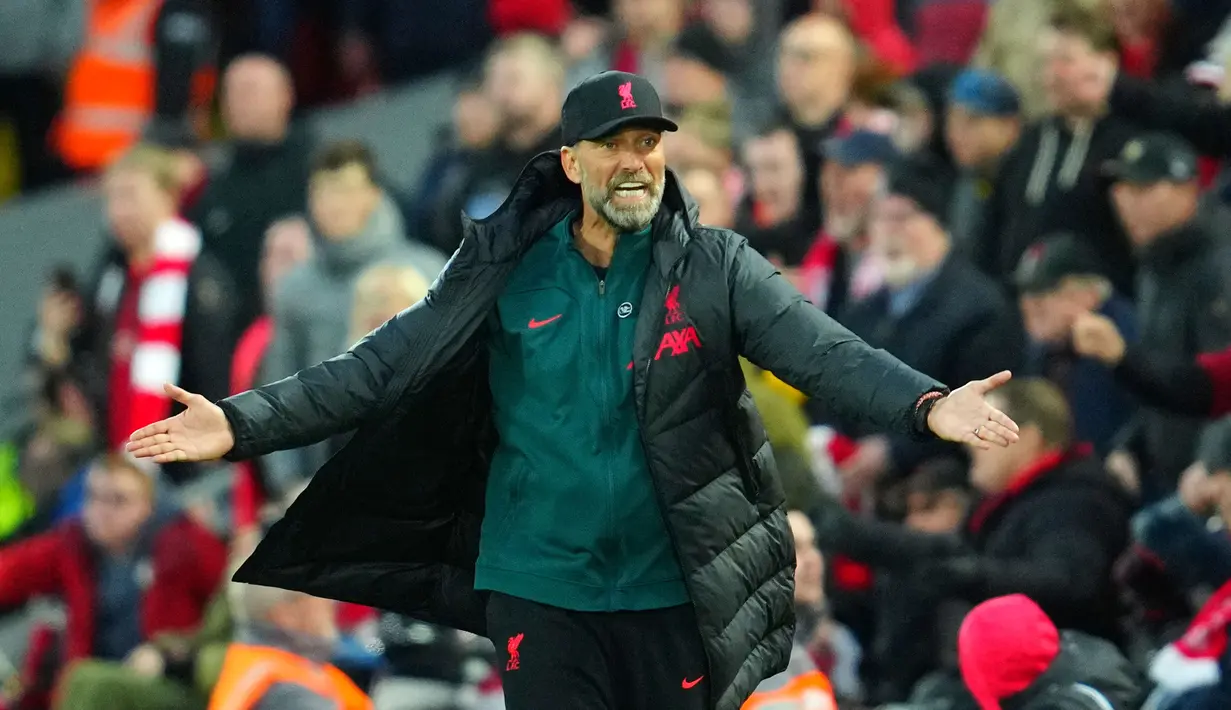 Pelatih Liverpool, Jurgen Klopp bereaksi selama pertandingan sepak bola Liga Inggris antara Liverpool dan Manchester City di Stadion Anfield di Liverpool, Minggu (16/10/2022). Kemenangan The Reds atas Man City mengangkat posisi Liverpool ke urutan delapan dengan 13 poin dari 9 laga. (AP Photo/Jon Super)