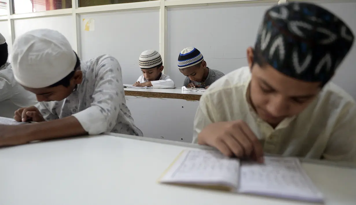 Siswa muslim membaca Alquran selama bulan suci Ramadhan di Madinatul Uloom Tahfeez ul Quran, Hyderabad, India, Kamis (7/4/2022). (NOAHSELAM/AFP)