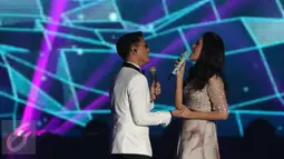 Dua penyanyi muda berbakat, Afgansyah Reza dan Raisa, berkolaborasi dalam lagu berjudul Percayalah pada malam puncak HUT 26 SCTV di Istora Senayan, Jakarta, Rabu (24/8). Afgan dan Raisa tampil dengan begitu menyentuh. (Liputan6.com/Herman Zakharia)