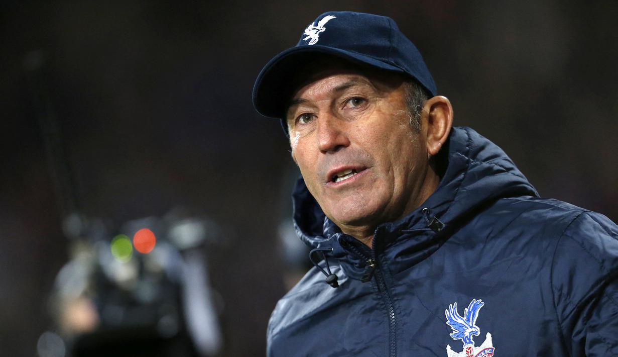 Tony Pulis. Pelatih asal Wales yang kini berusia 64 tahun ini merebut gelar Manager of The Season di Liga Inggris musim 2013/2014 bersama Crystal Palace yang dibesutnya mulai November 2013 hingga Agustus 2014. The Eagles dibawanya lolos dari degradasi dan finis di posisi ke-11. (AFP/Adrian Dennis)