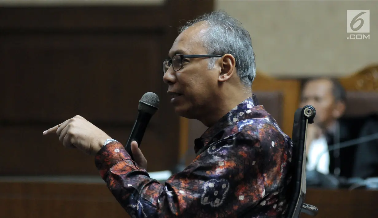 Terdakwa perintangan penyidikan korupsiE-KTP, Bimanesh Sutarjo menjawab pertanyaan saat menjalani sidang lanjutan di Pengadilan Tipikor, Jakarta, Kamis (7/6). Sidang mendengar keterangan terdakwa. (Liputan6.com/Helmi Fithriansyah)
