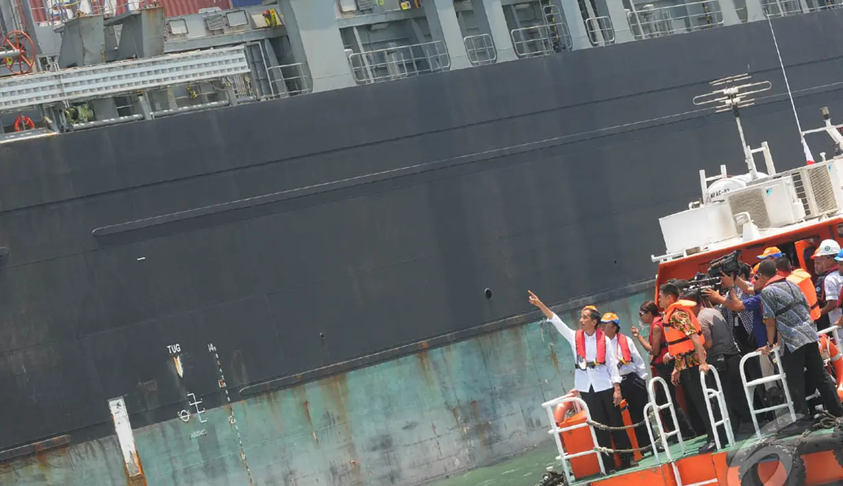 Dari salah satu titik pelabuhan, Gubernur DKI Jakarta itu kemudian menaiki sebuah kapal cepat berukuran sedang, Jakarta, Selasa (23/9/2014) (Liputan6.com/Herman zakharia)