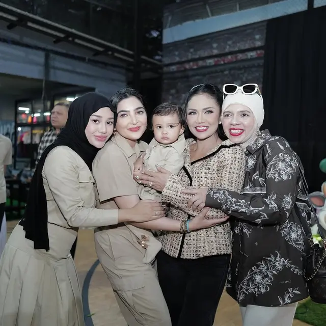Penuh Bahagia, Begini Momen Aurel Hermansyah Bersama Ibu Kandung, Sambung dan Mertua dalam Satu Frame di Ulang Tahun Ameena