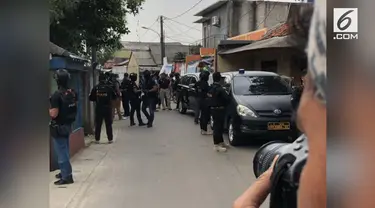 Polisi menangkap beberapa orang yang diduga teroris di beberapa lokasi di Tangerang. Salah satunya di Perumahan Duta Bintaro.