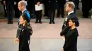 Pangeran William didampingi Kate Middleton dan Pangeran Harry bersama Meghan Markle mengikuti prosesi persemayaman Ratu Elizabeth II di Westminster Hall di London (14/9/2022). Jenazah Ratu Elizabeth II akan disemayamkan di Westminster Hall selama lima hari. (Photo by Christopher Furlong / POOL / AFP)