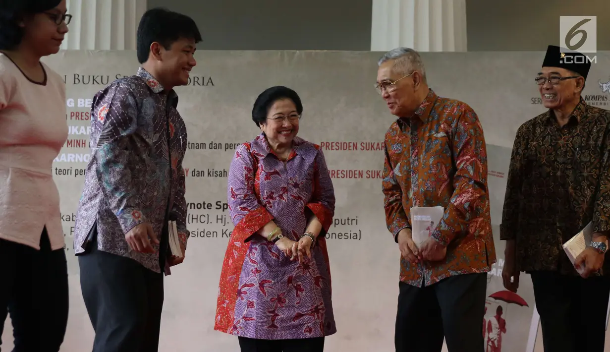 Presiden Indonesia ke-5 Megawati Soekarnoputri (tengah) usai memberikan buku kepada Wakil Presiden ke-6 Tri Sutrisno (kedua kanan) saat peluncuran buku tentang Soekarno di Jakarta, Kamis (30/11). (Liputan6.com/Angga Yuniar)