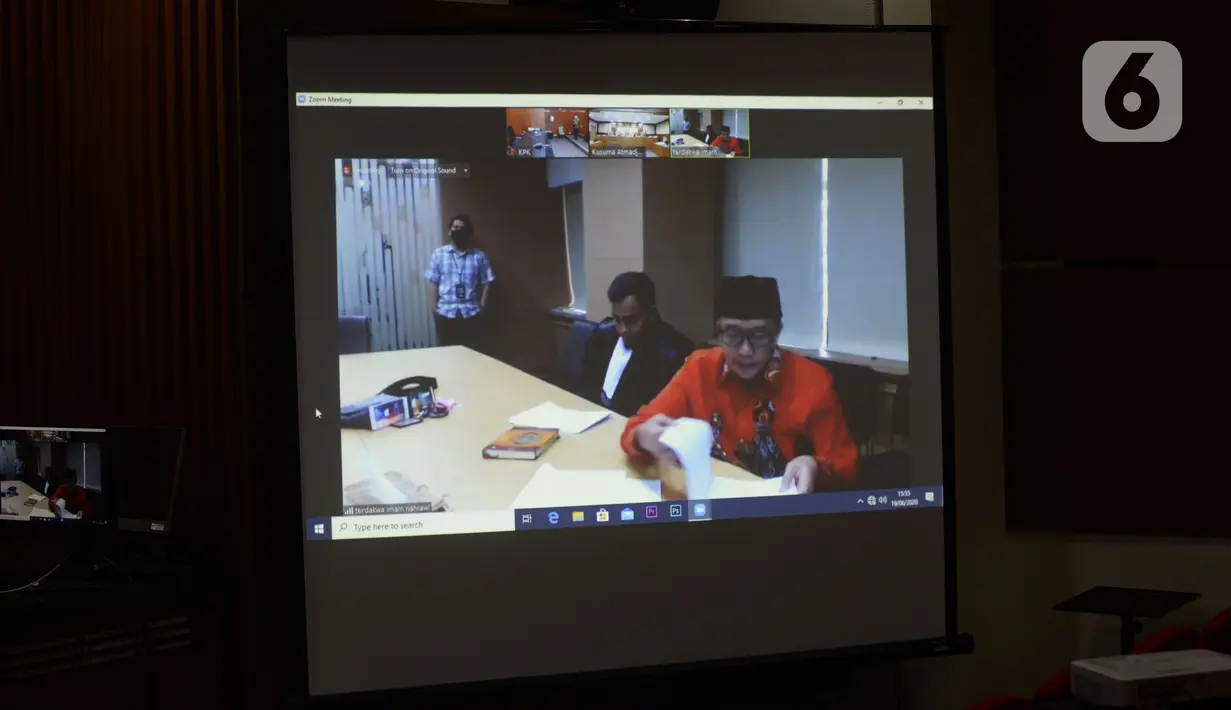 Terdakwa mantan Menpora Imam Nahrawi membacakan pledoi atau pembelaan saat sidang secara online di Gedung KPK, Jakarta, Jumat (19/6/2020). Sebelumnya, Imam Nahrawi dituntut 10 tahun penjara dan denda Rp 500 juta subsider 6 bulan kurungan terkait dugaan suap dana hibah KONI. (merdeka.com/Dwi Narwoko)