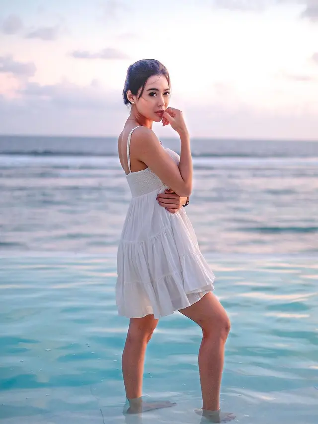Makin Memesona, Ini 4 Potret Wika Salim Berpose di Pantai