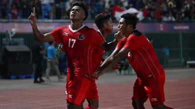 <p>Pemain Timnas Indonesia U-22 Irfan Jauhari berselebrasi setelah mencetak gol dalam pertandingan final sepak bola putra melawan Thailand pada SEA Games 2023 di Phnom Penh, Kamboja, Selasa, 16 Meri 2023. (foto:&nbsp;MOHD RASFAN / AFP)</p>