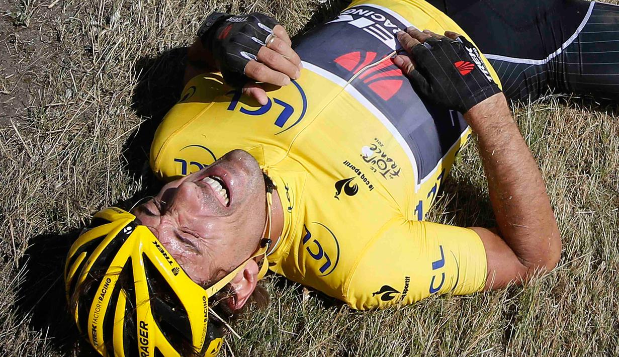 Pemimpin sementara atau pemegang jersey kuning, Fabien Cancellara tampak menahan sakit usai insiden kecelakaan yang melibatkan puluhan pebalap sepeda saat babak ketiga Tour de France dari Anvers ke Huy di Belgia, Senin (6/7/2015). (REUTERS/Eric Gaillard)